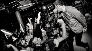 Man standing stage hands in - his hands in free wallpaper