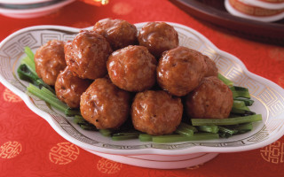 Meatballs green beans red tablecloth - a red tablecloth free wallpaper