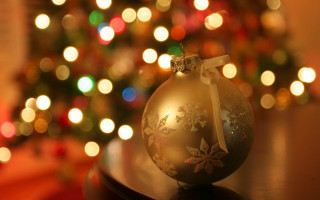 Christmas ornament table tree lights - a christmas ornament free wallpaper for desktop