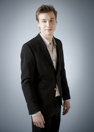 Man suit posing picture hands 3 - professional free wallpaper for mobile