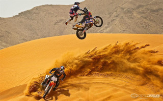 Dirt bikes jumping sand dune - amir zand free wallpaper