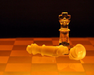 Glass chess crown argyle reflection - crown free wallpaper