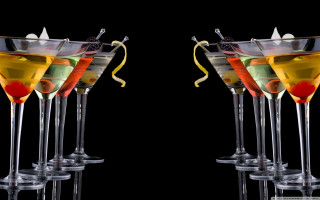 Colored drinks glasses black background - a black background behind them free wallpaper