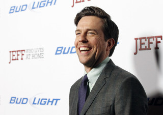 Man suit smiling redcarpet beer - free light wallpaper