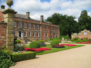 Brick building garden walkway arts - a large brick building free wallpaper