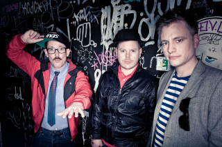 Three men graffiti wall standing - art brut free wallpaper for desktop