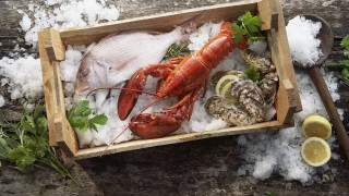 Lobster oysters woodenbox ice lemons - a wooden box free wallpaper
