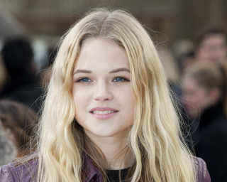 Blonde woman smiling blue eyes - long blonde hair free wallpaper