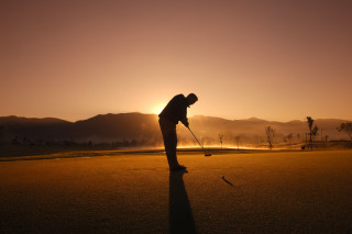 Man playing golf sunset mountains - free sports wallpaper