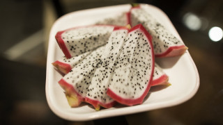 Fruit plate cut half black - food photography free wallpaper for desktop