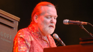 Man beard red shirt speaking - a podium free wallpaper