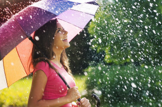 Woman rain umbrella green trees 3 - an umbrella in the rain free wallpaper