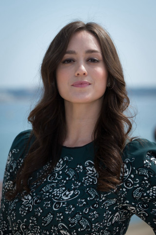 Woman standing water hands hips - perfect free wallpaper for mobile