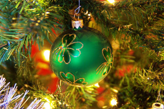 Green ornament christmas tree lights - a green ribbon free wallpaper