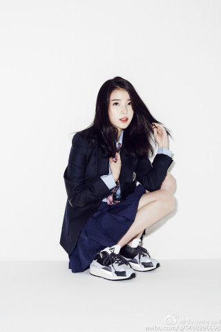 Woman suit crossed legs blue - free aesthetic wallpaper