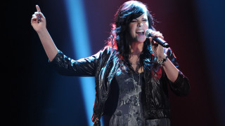 Woman microphone stage performance speaking - her other hand free wallpaper