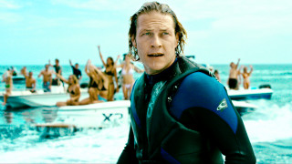 Man wet suit boat people - a wet suit free wallpaper