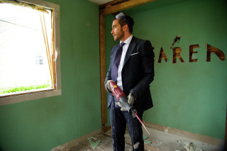 Man suit hammer green walls - bare free wallpaper