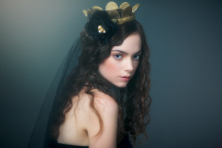 Woman veil tiara posing picture - crown free wallpaper for desktop