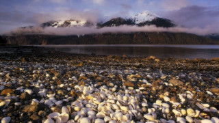 Rocky beach mountain clouds water - a rocky beach free wallpaper