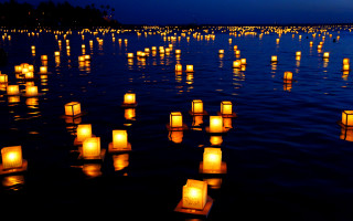 Floating lanterns night water sky - bruce munro free wallpaper