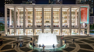 Large building fountain night people 3 - a fountain in front free wallpaper for desktop