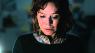 Woman cell phone dark background - transgressive free wallpaper for desktop