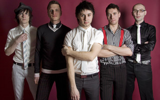 Men group red wall arms - art brut free wallpaper for desktop