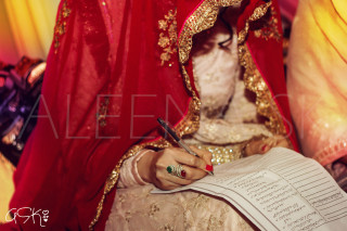 Woman red outfit writing paper - detail free wallpaper