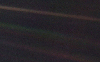 Blurry street light night dark - a white light free wallpaper