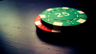 Casino chip green red table - shallow free wallpaper for desktop