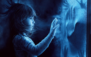 Little girl blue wall holography - a hand free wallpaper for desktop