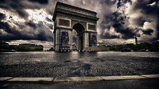 Tall ornate monument cloudy sky - gloomy atmosphere free wallpaper
