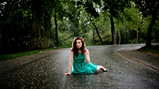Woman sitting road rain green 5 - an umbrella free wallpaper for desktop