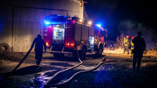 Fire trucks night building firefighters - avgust černigoj free wallpaper