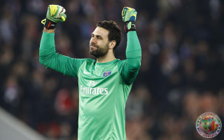 Man beard green shirt yellow - his hand and a ball free wallpaper