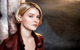 Woman brown jacket studio setting - a brown jacket free wallpaper for desktop