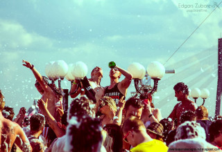 Crowd people man woman bottle - a bottle free wallpaper