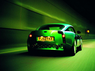 Green sports car tunnel dark 2 - a license plate free wallpaper for desktop