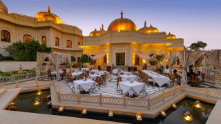 Golden domes fountain outdoor dining - a fountain in front free wallpaper