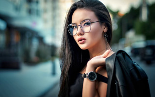 Woman glasses black top street - a street corner free wallpaper for desktop