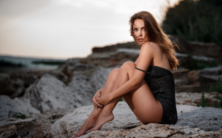 Woman sitting rock brown hair - figurative free wallpaper