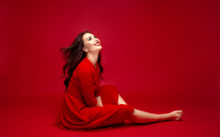 Woman red dress sitting closed - her eye free wallpaper for desktop