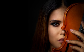Woman violin serious portrait art - a violin free wallpaper for desktop