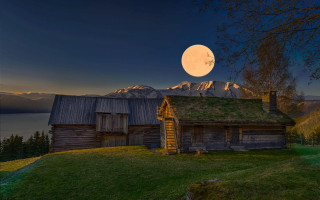 Cabin green roof fullmoon mountains - a green roof free wallpaper for desktop