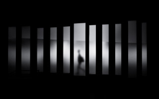 Person wall bars dark background - bar free wallpaper