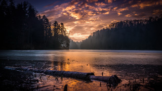 Large log lake cloudy sunset - top of a lake under a cloudy sky free wallpaper for desktop