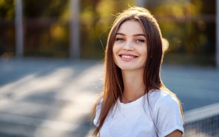 Tennis court woman smiling bokeh - a tennis court free wallpaper