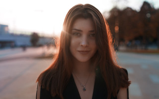 Woman longhair streetcorner sunshine necklace - a street corner free wallpaper for desktop