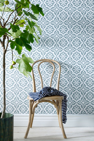 Chair tree wallpapered wall pattern - a pattern free wallpaper